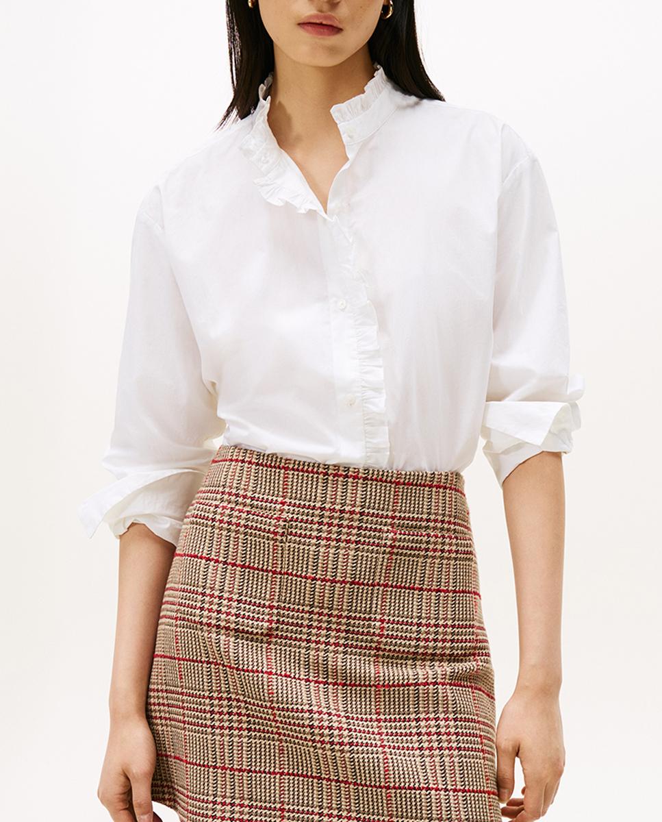 Imagen 0 de Camisa de mujer con cuello alto y detalle de volantes