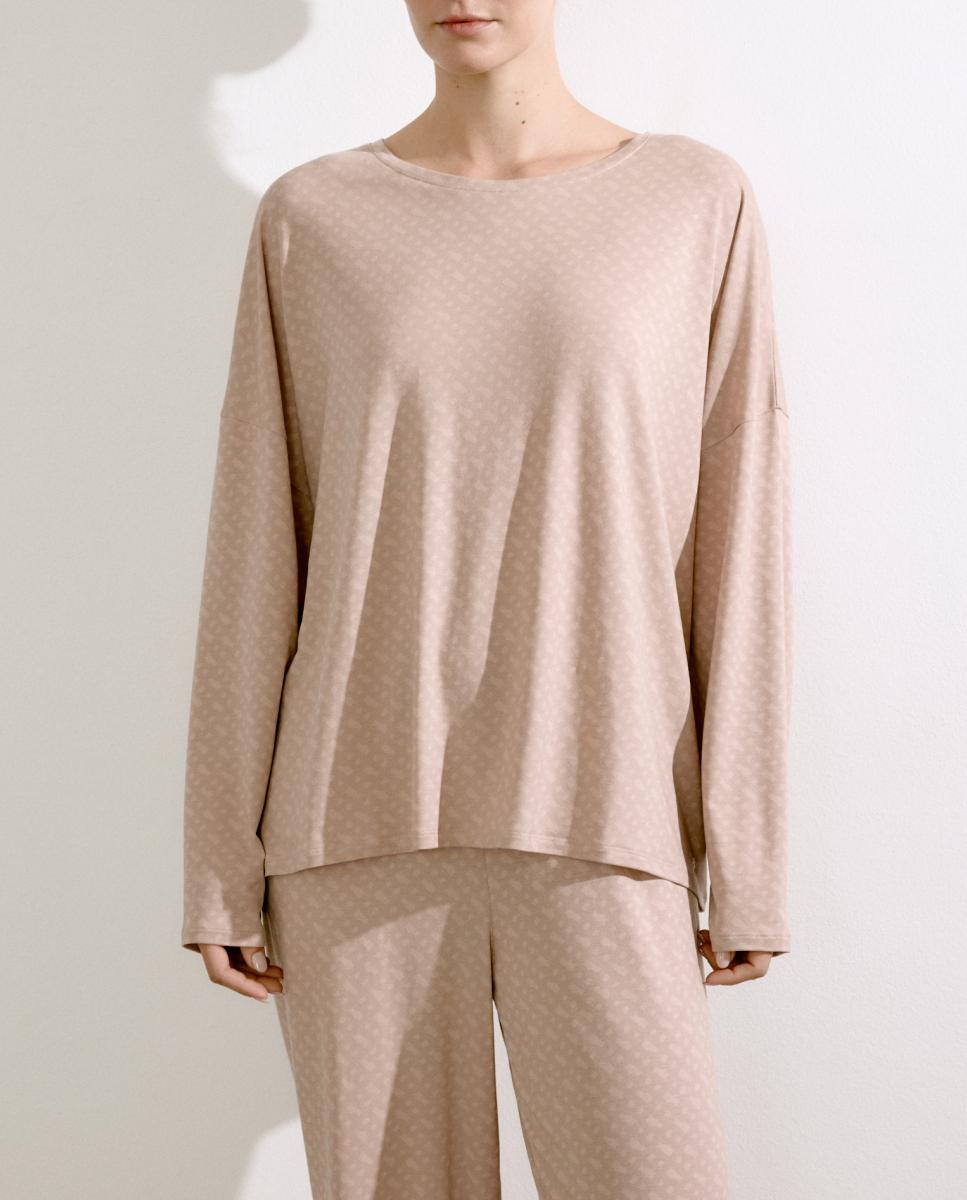 Imagen 0 de Camiseta manga larga cuello caja estampado de monograma tonal integral en color beige.