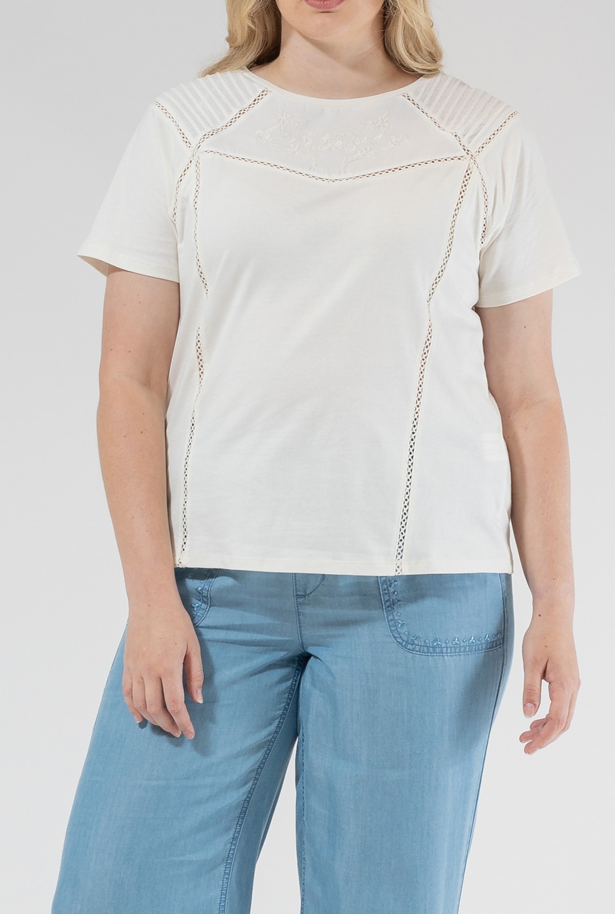 Imagen 0 de Camiseta de mujer romantica con bordado y jaretas