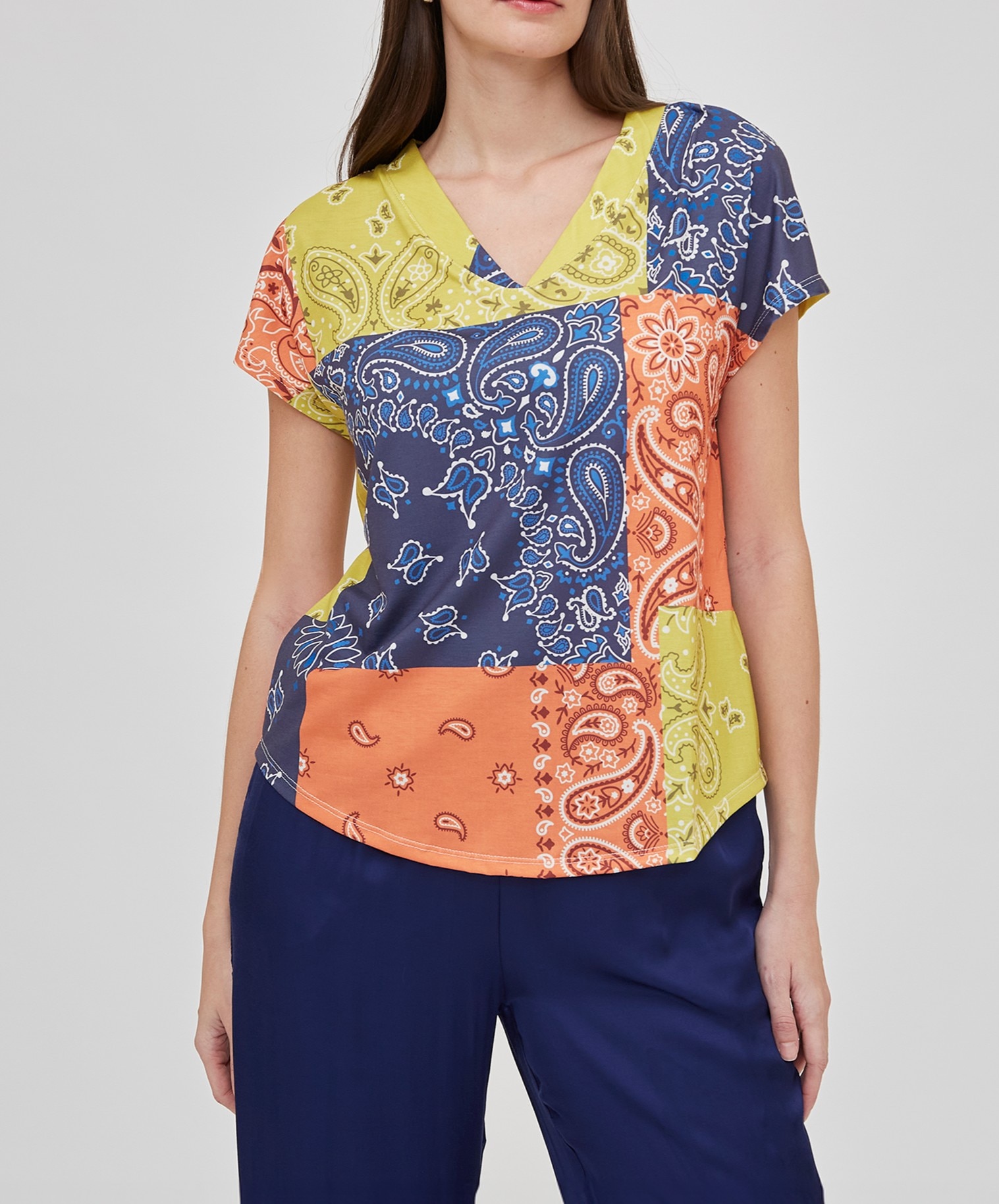 Imagen 0 de Camiseta de mujer estampado patchwork