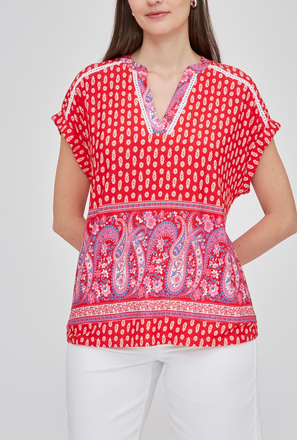 Imagen 0 de Camiseta de mujer cuello mao y entredos en cuello