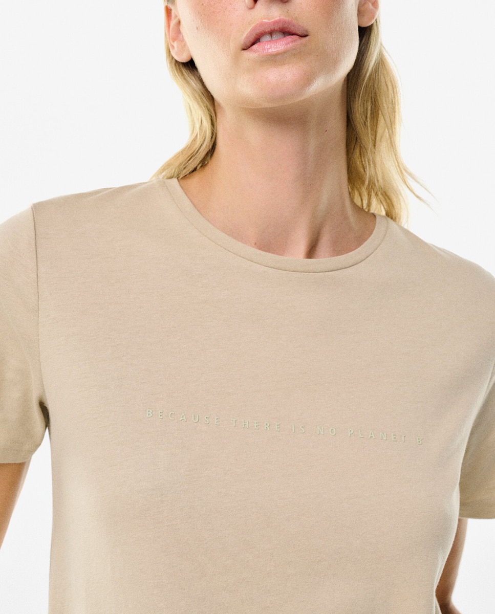 Imagen 0 de Camiseta con fit regular manga corta y cuello redondo.