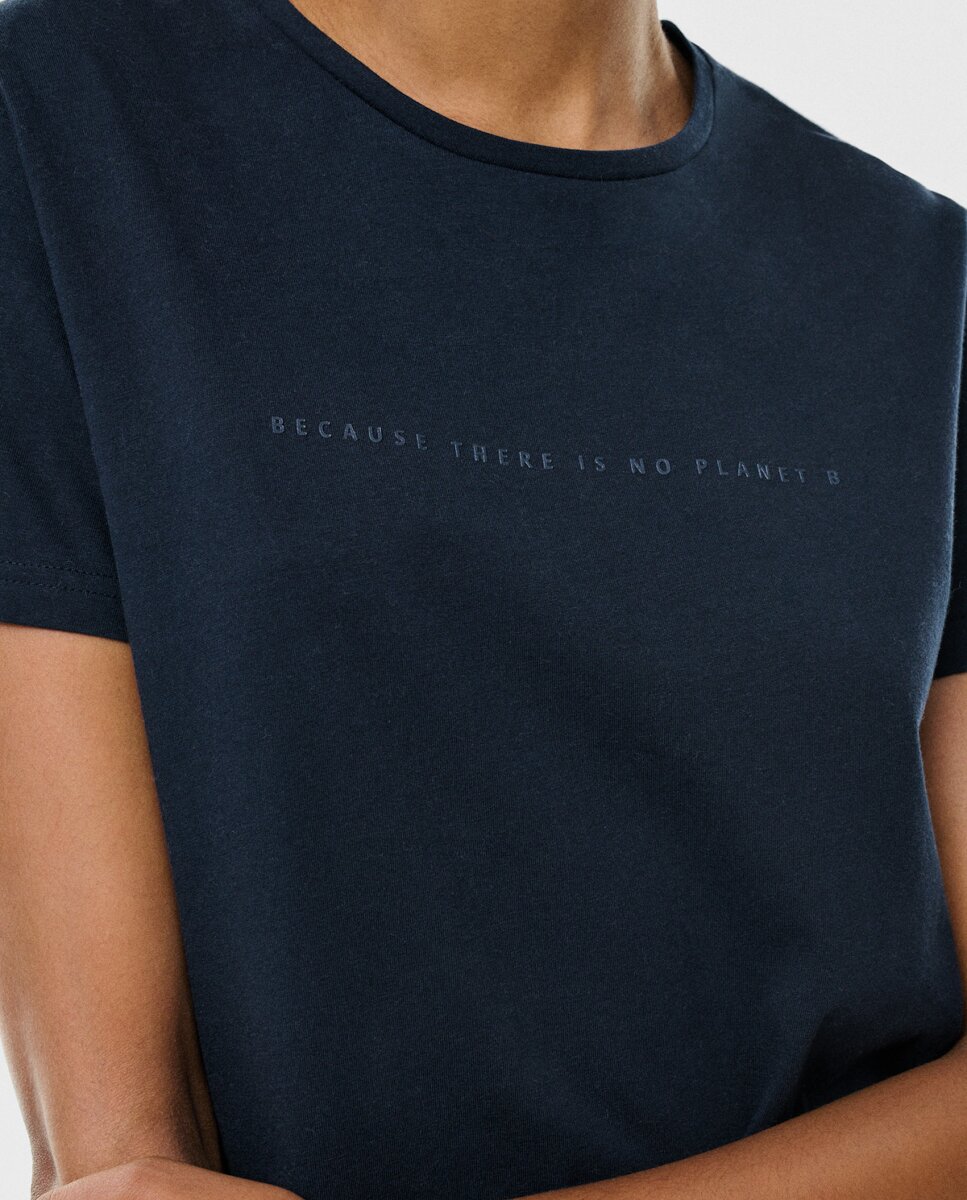 Imagen 0 de Camiseta con fit regular, cuello redondo, manga corta y print frontal.