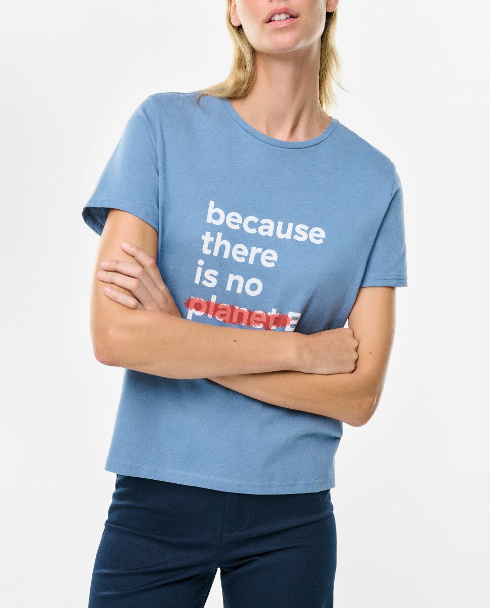 Imagen 0 de Camiseta con fit regular, manga corta, cuello redondo y texto frontal.