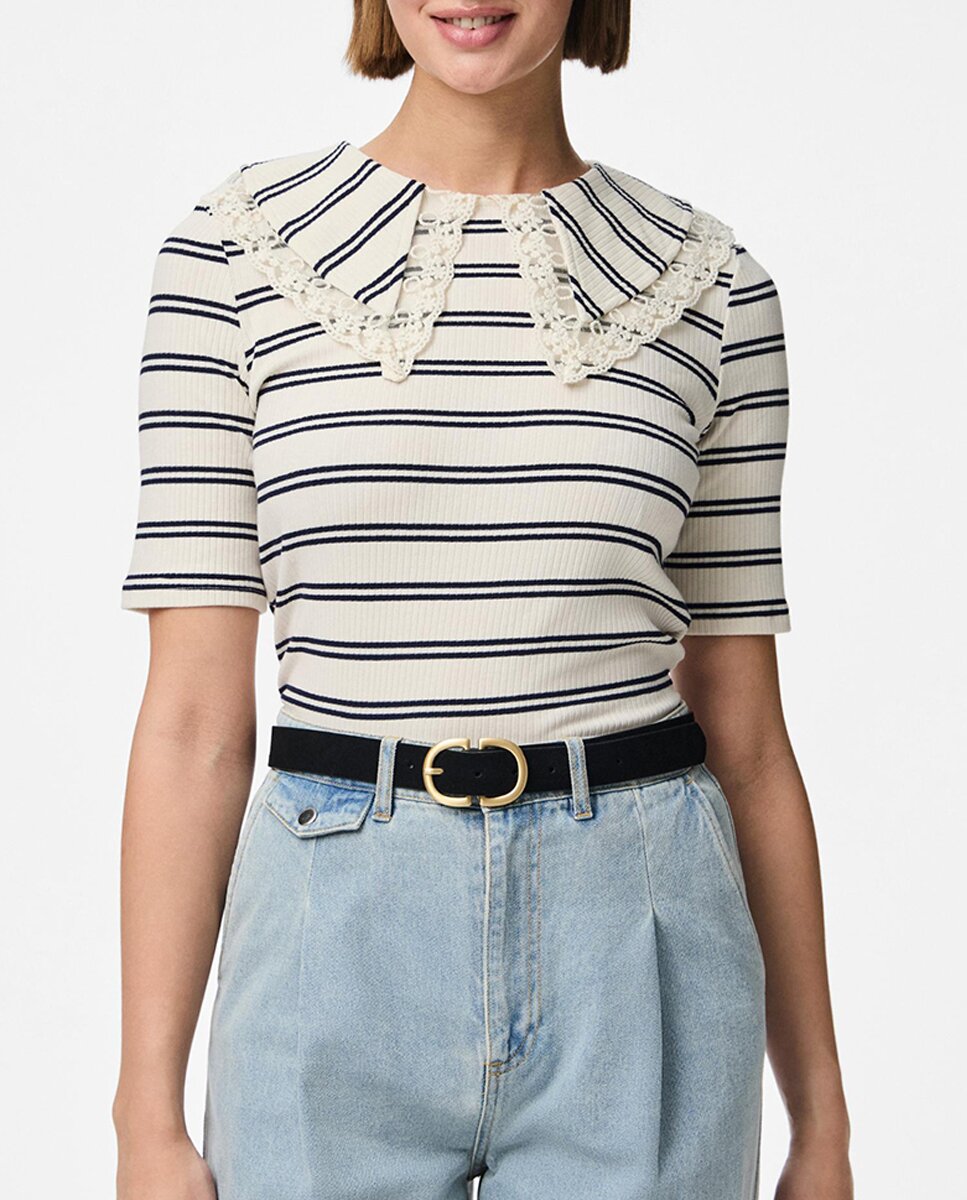 Imagen 0 de Camiseta de rayas con detalle de encaje en cuello de mujer