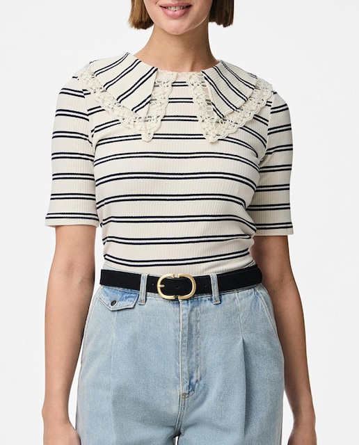 Imagen 0 de Camiseta de rayas con detalle de encaje en cuello de mujer