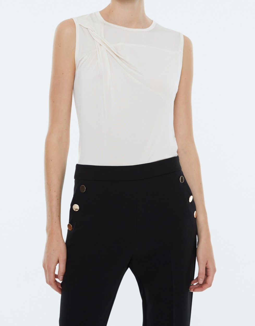 Imagen 0 de Camiseta de mujer escote redondo, sin mangas.