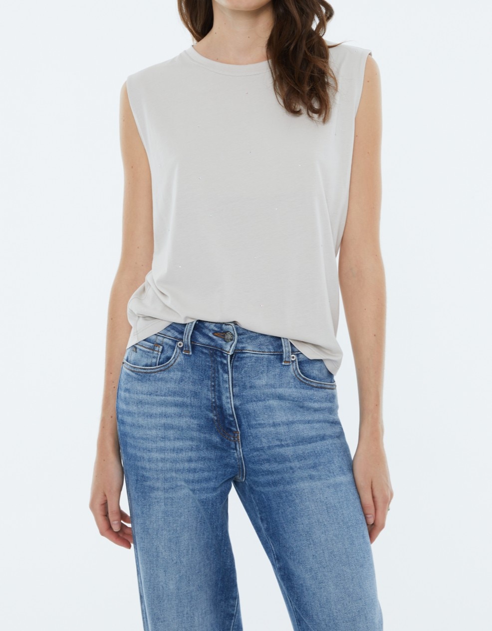 Imagen 0 de Camiseta de mujer, escote rendondo, sin mangas, tachas delantero.