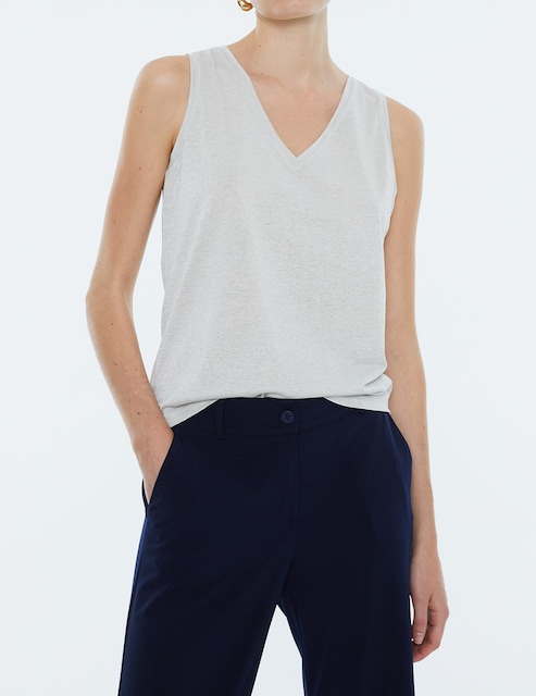 Imagen 0 de Camiseta de mujer, escote pico, sin mangas.