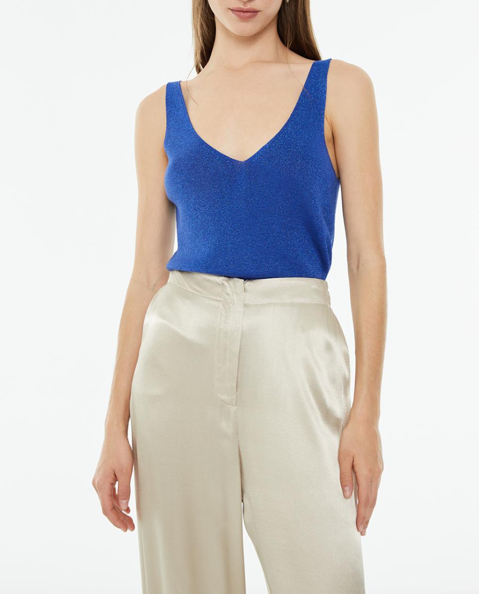 Imagen 0 de Top de mujer ajustado con brillo, de tirantes y con cuello pico.