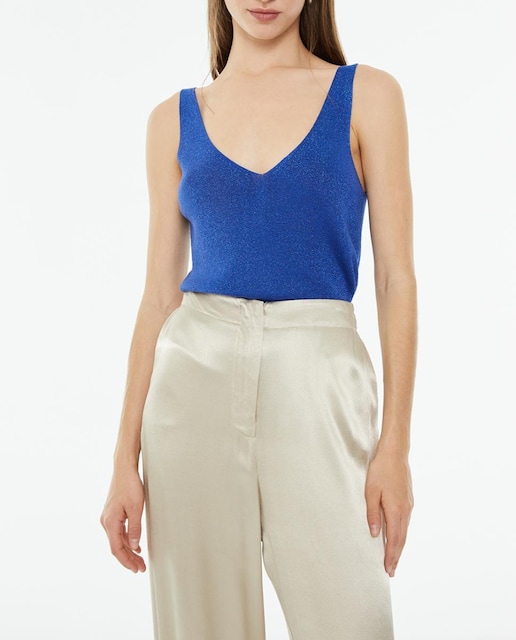 Imagen 0 de Top de mujer ajustado con brillo, de tirantes y con cuello pico.
