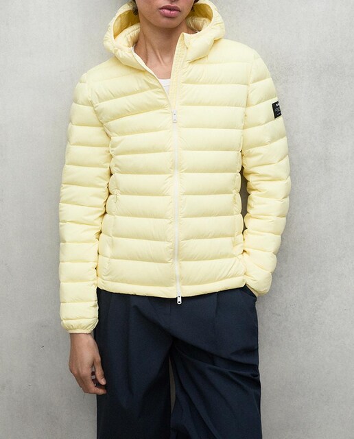 Imagen 0 de Abrigo acolchado de mujer con cierre de cremallera y bolsillos laterales.