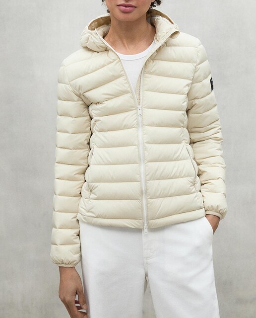 Imagen 0 de Abrigo acolchado de mujer con cierre de cremallera y bolsillos laterales.