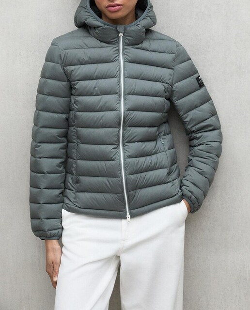 Imagen 0 de Abrigo acolchado de mujer con cierre de cremallera y bolsillos laterales.