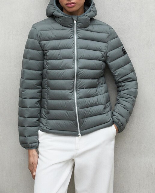 Imagen 0 de Abrigo acolchado de mujer con cierre de cremallera y bolsillos laterales.