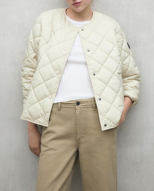 Imagen 0 de Abrigo acolchado de mujer, con cierre de botones y bolsillos laterales