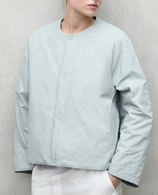 Imagen 0 de Chaqueta corta reversible de mujer oversize fit y cuello redondo.