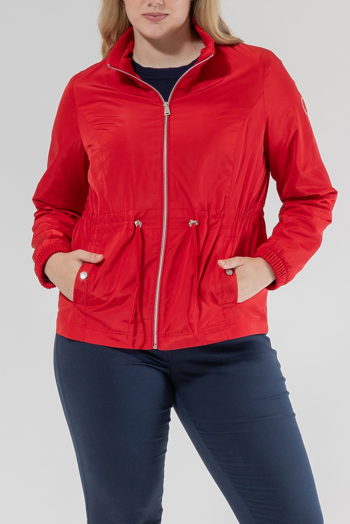 Imagen 0 de Parka de mujer corta con cuello alto