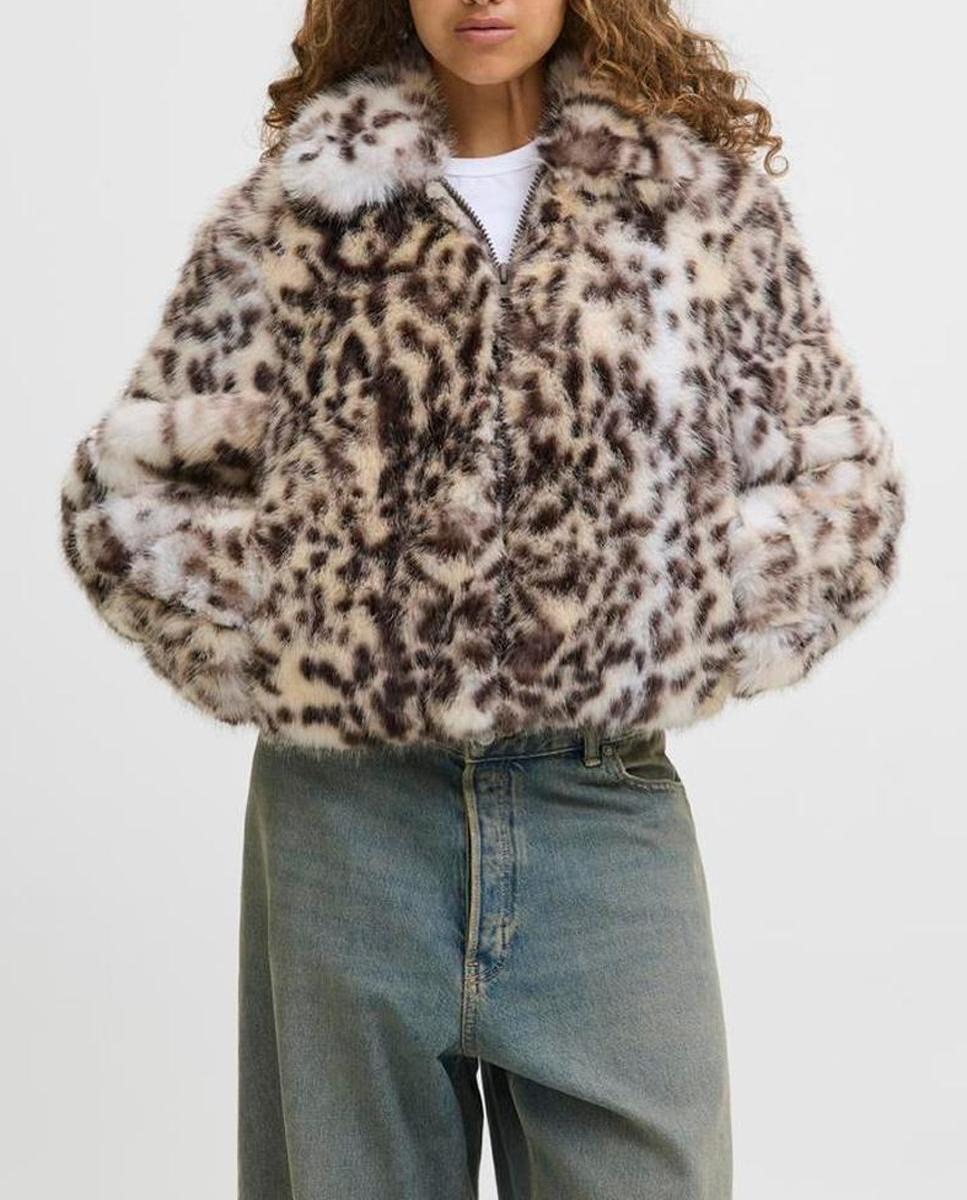 Imagen 0 de Chaqueta corta de mujer efecto pelo estampada