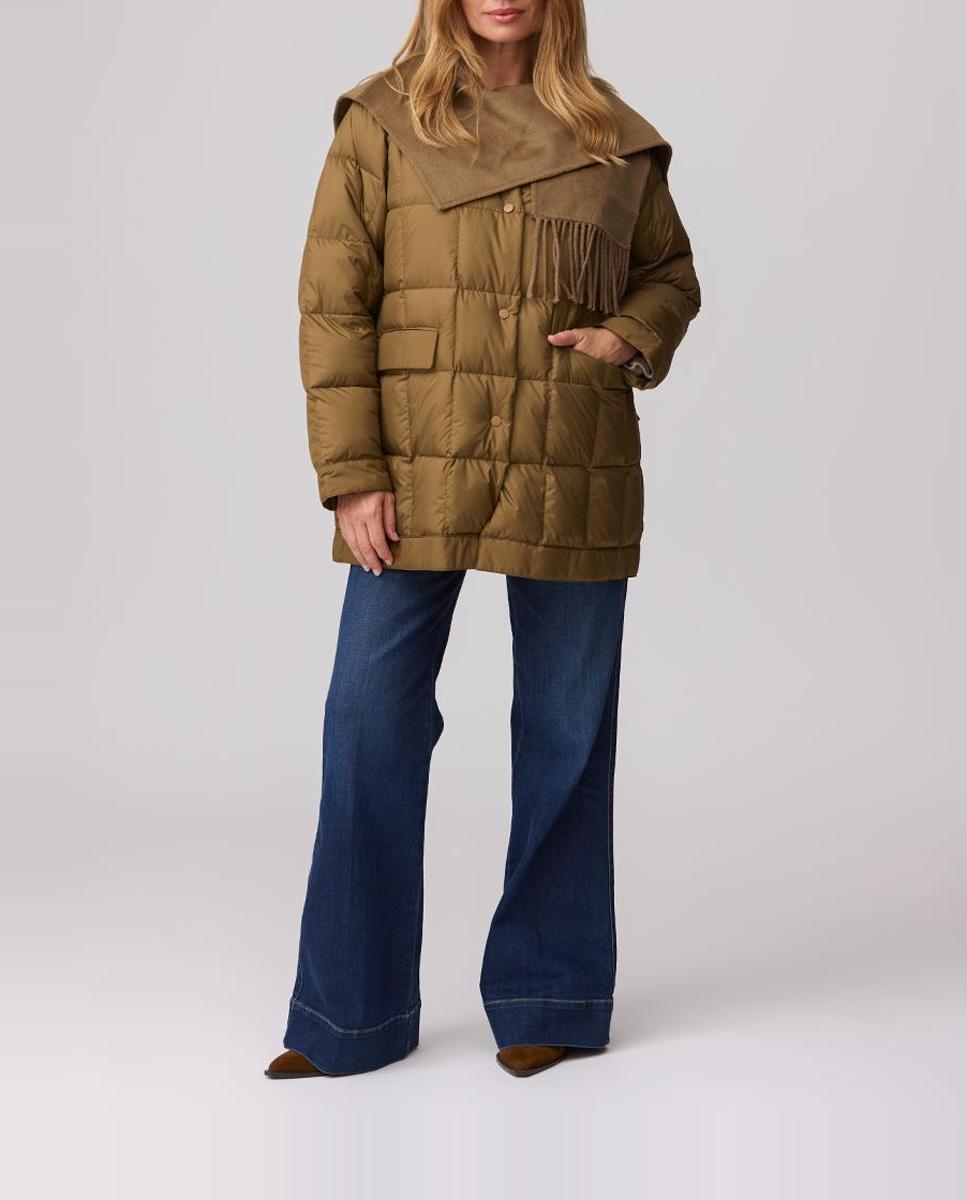 Imagen 0 de Plumifero mujer oversize 90% Plumón y 10% pluma con bufanda de lana incorporada