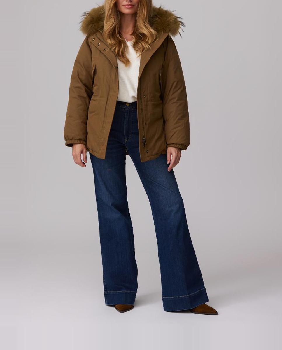Imagen 0 de Plumífero mujer oversize 90% plumón y 10% pluma natural capucha fija con pelo natural de racoon tintado al tono.