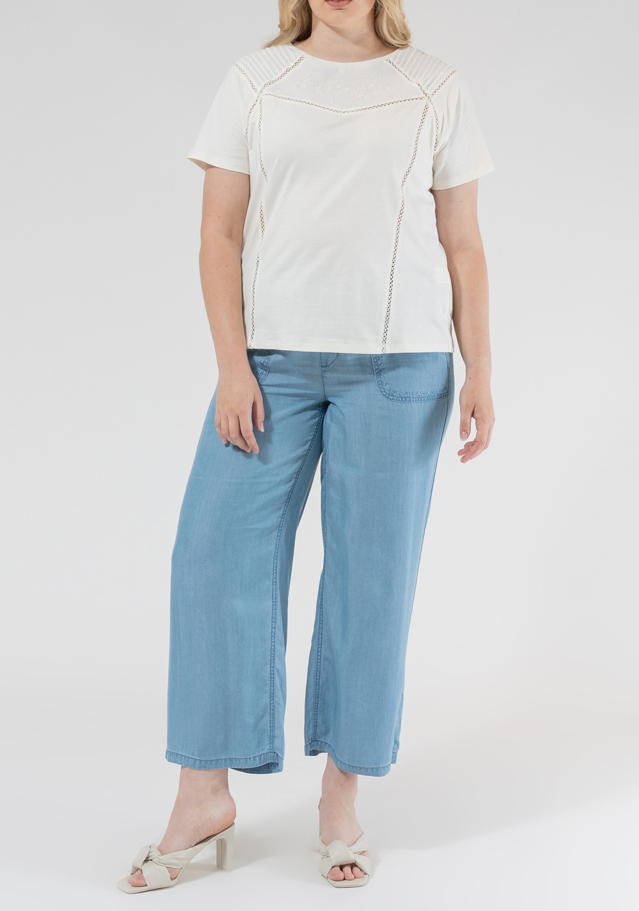 Imagen 0 de Pantalón de mujer fluido con bordados en bolsillos