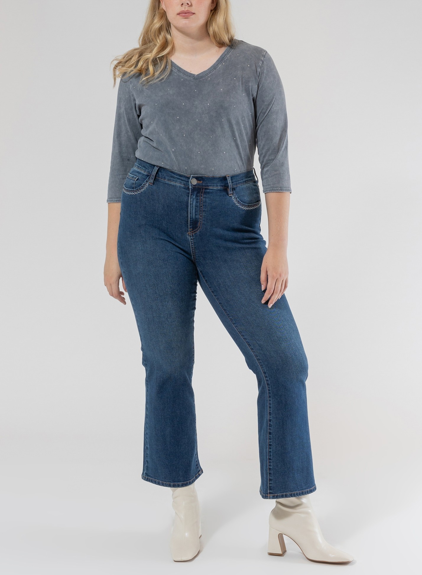 Imagen 0 de Pantalón de mujer denim push up con bordados en bolsillos bajo evase