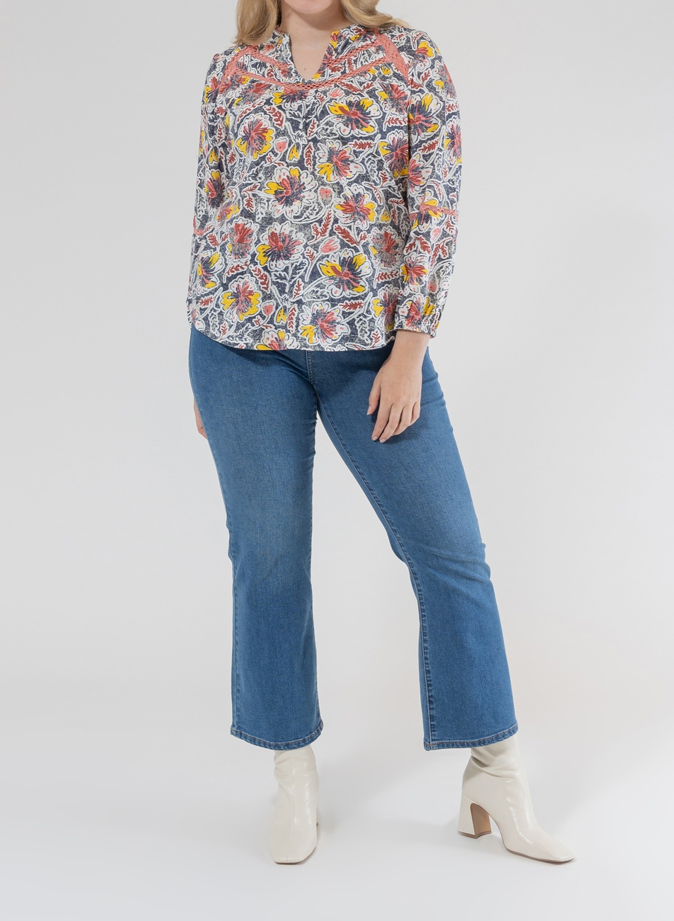 Imagen 0 de Pantalón de mujer denim push up con bordados en bolsillos bajo evase