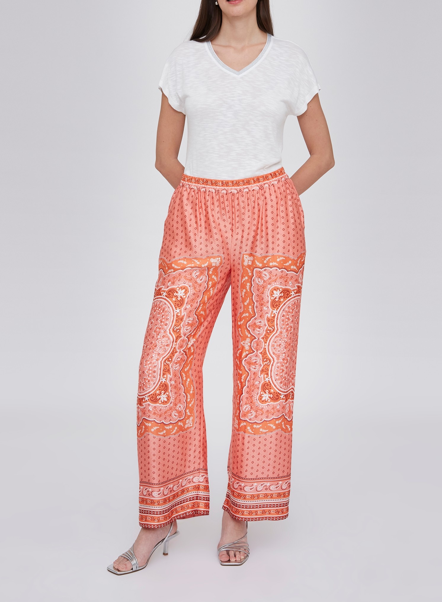 Imagen 0 de Pantalón de mujer recto con estampado posicional.