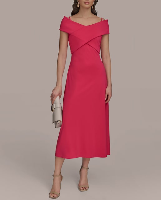Imagen 0 de Vestido ajustado con hombros descubiertos