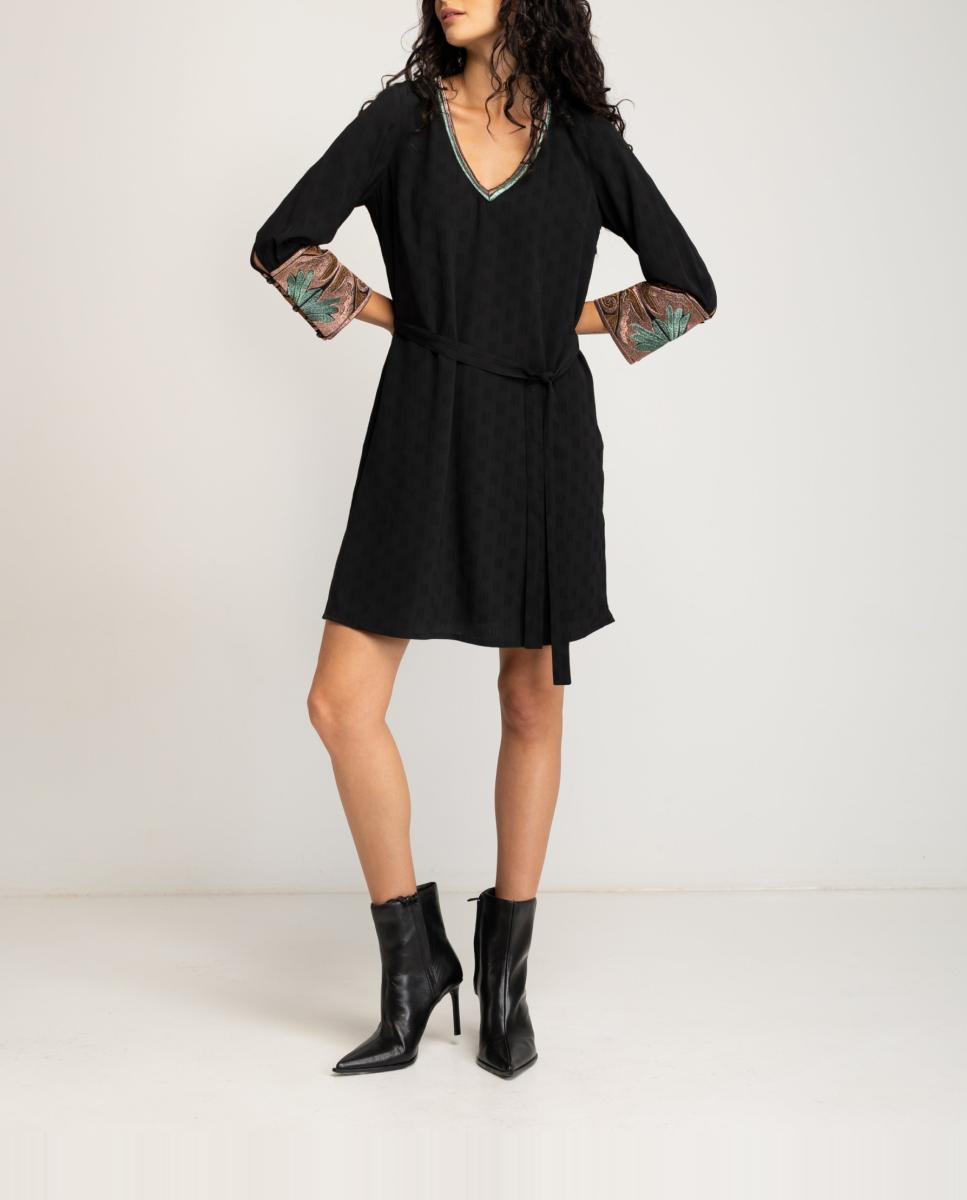 Imagen 0 de Vestido corto  con escote en pico de mujer