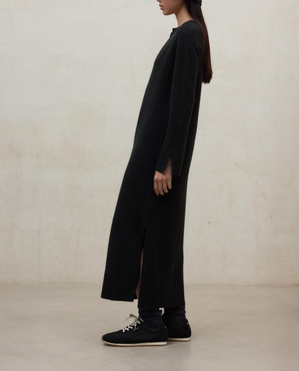 Imagen 0 de Vestido de mujer largo de lana con escote abierto
