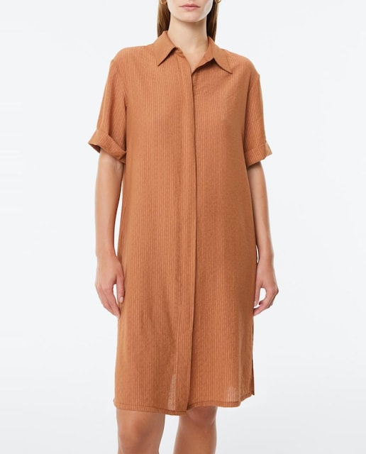 Imagen 0 de Vestido camisero de manga corta con vuelta y aberturas laterales en el bajo
