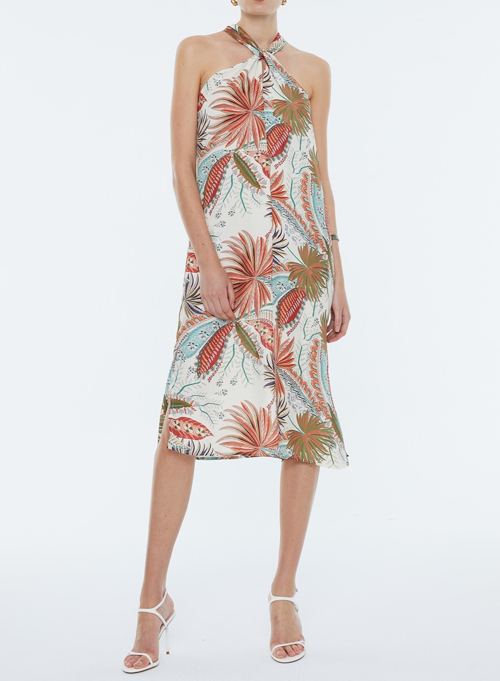 Imagen 0 de Vestido midi estampado satinado, cuello halter.