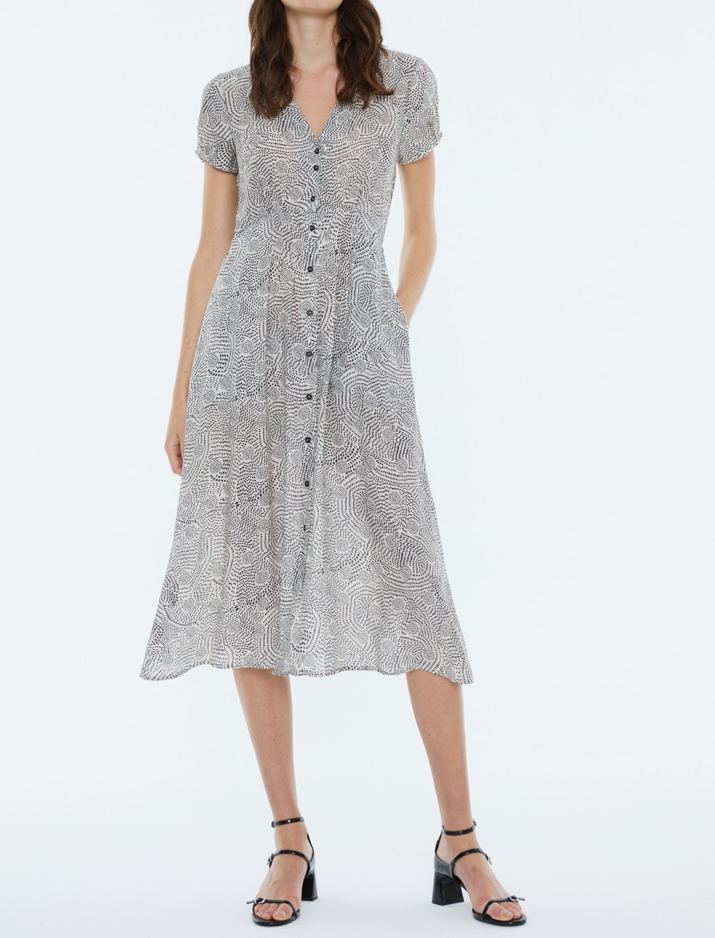 Imagen 0 de Vestido midi camisero estampado, manga corta, escote pico.
