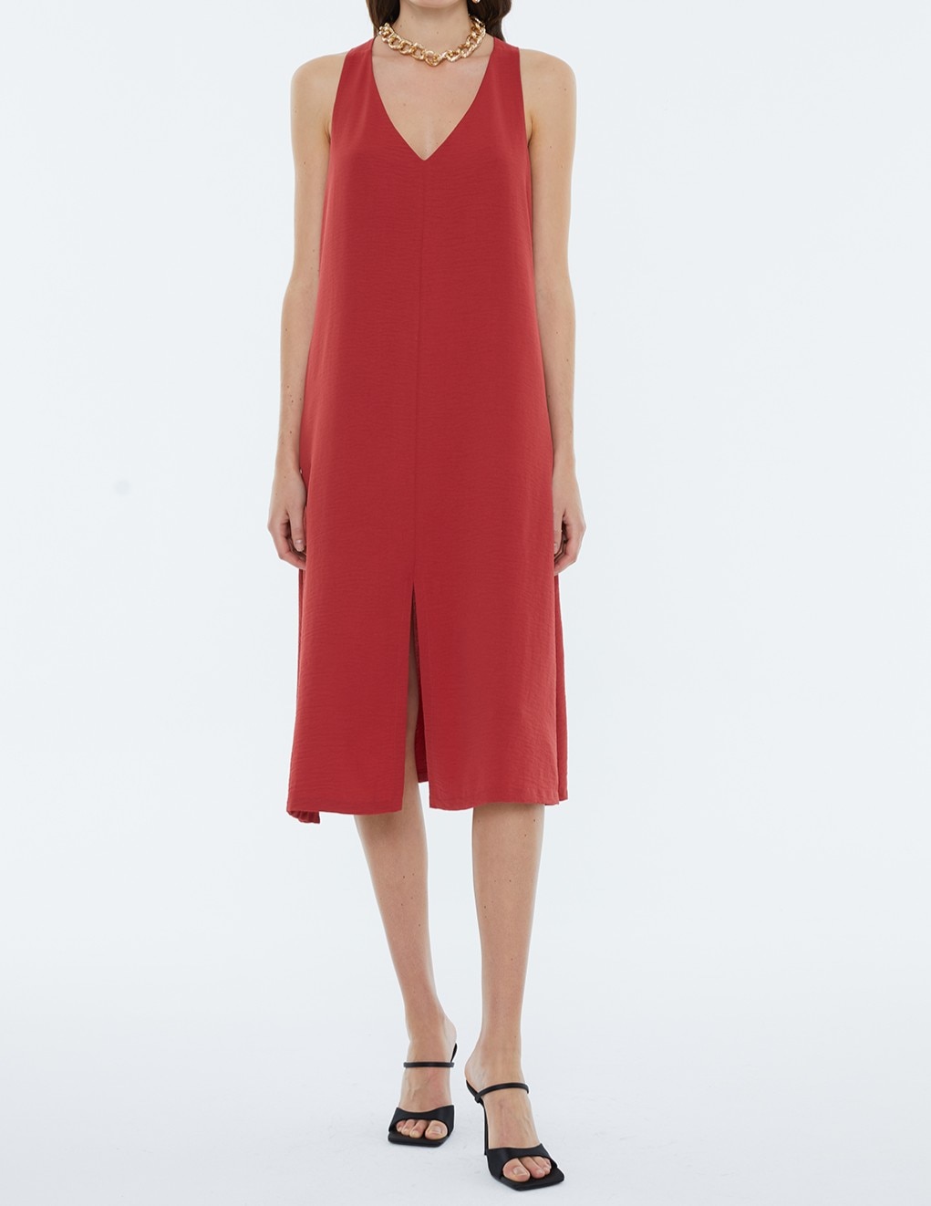 Imagen 0 de Vestido midi con tirantes, cuello pico.