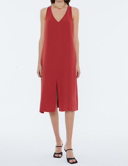 Imagen 0 de Vestido midi con tirantes, cuello pico.