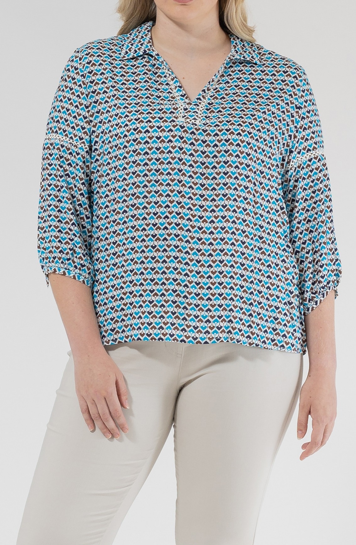Imagen 0 de Blusa de mujer estampada cuello solapa y manga tres cuartos