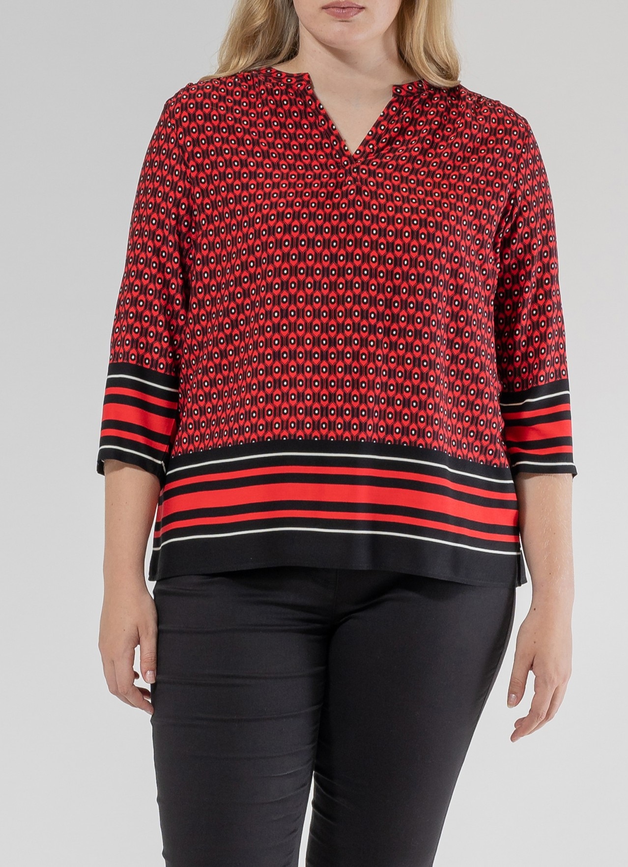 Imagen 0 de Blusa de mujer estampado geometrico y manga tres cuartos