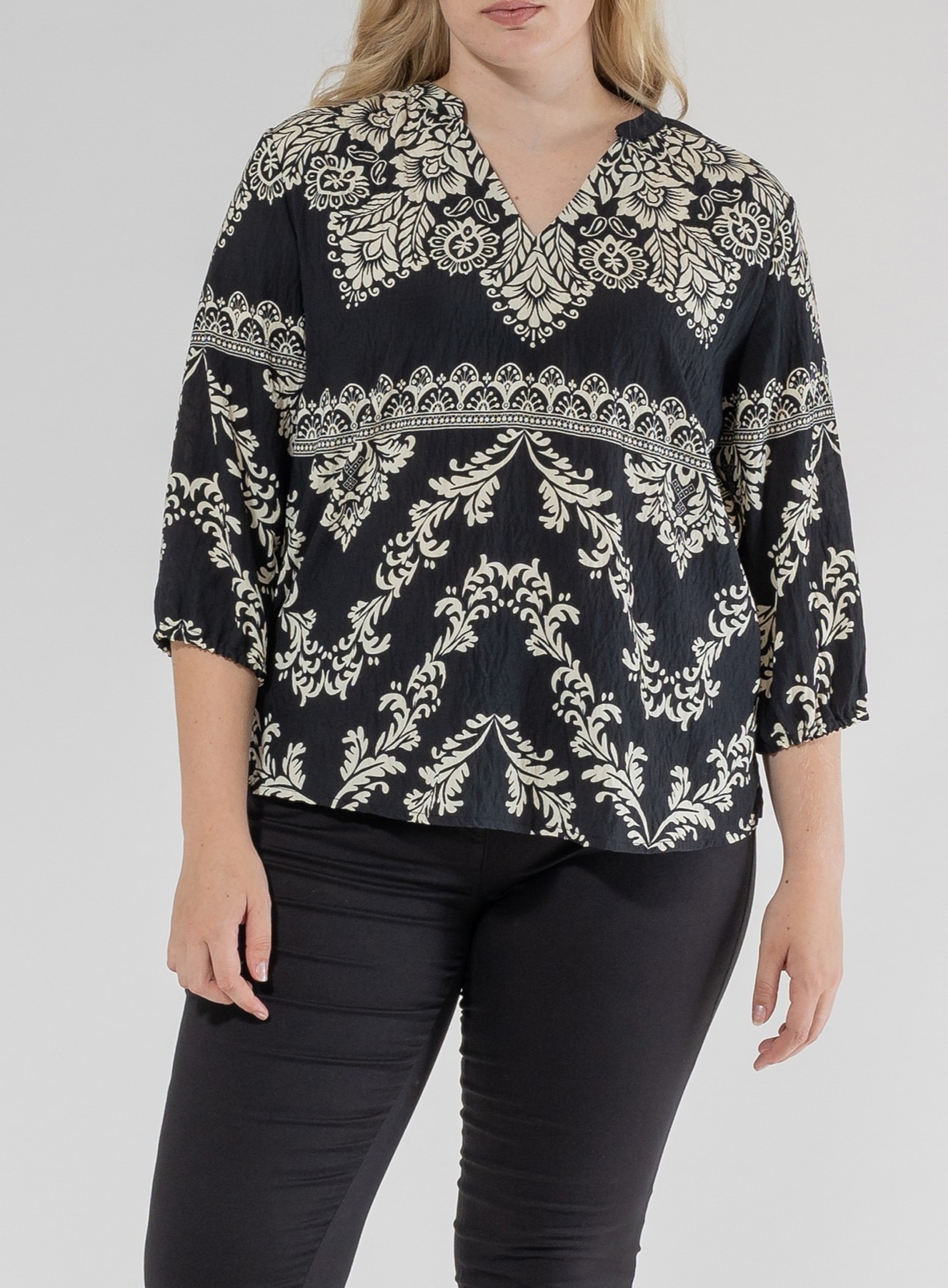 Imagen 0 de Blusa de mujer estampada escote pico