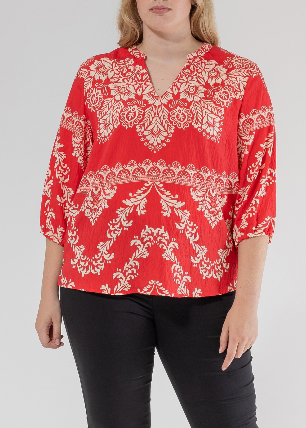 Imagen 0 de Blusa de mujer estampada escote pico