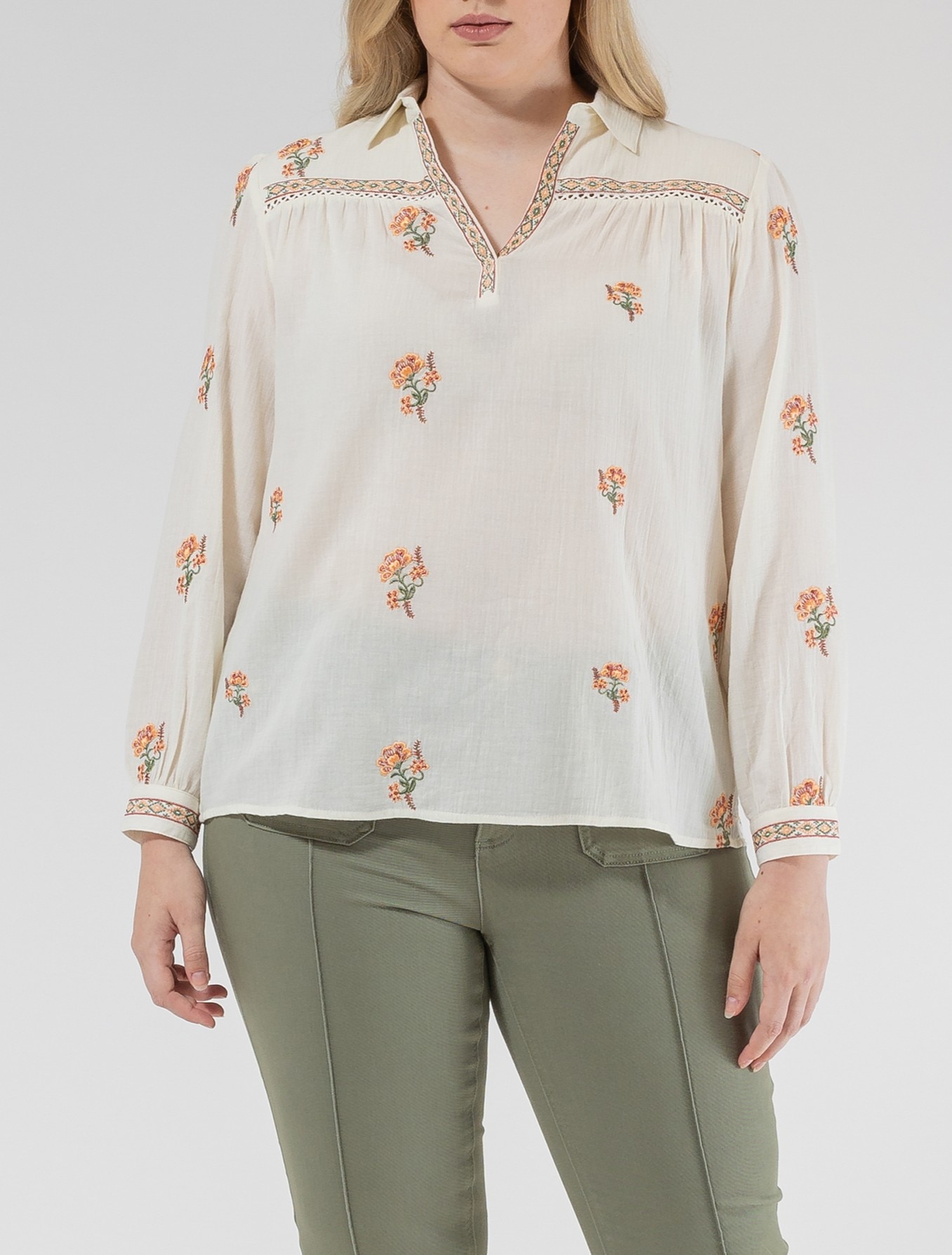 Imagen 0 de Blusa de mujer tejido bordado cuello camisero