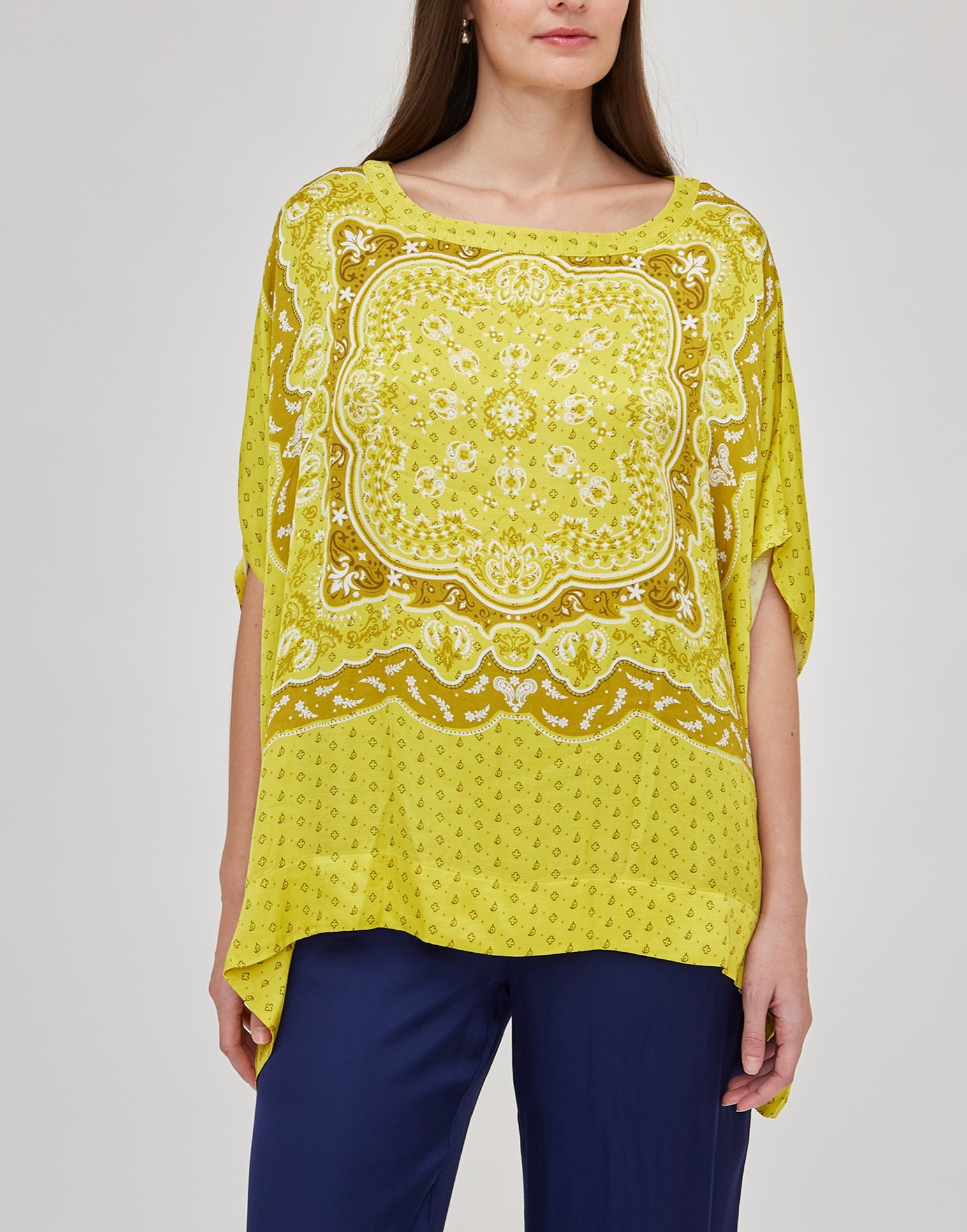Imagen 0 de Poncho estampado cuello redondo y manga caida