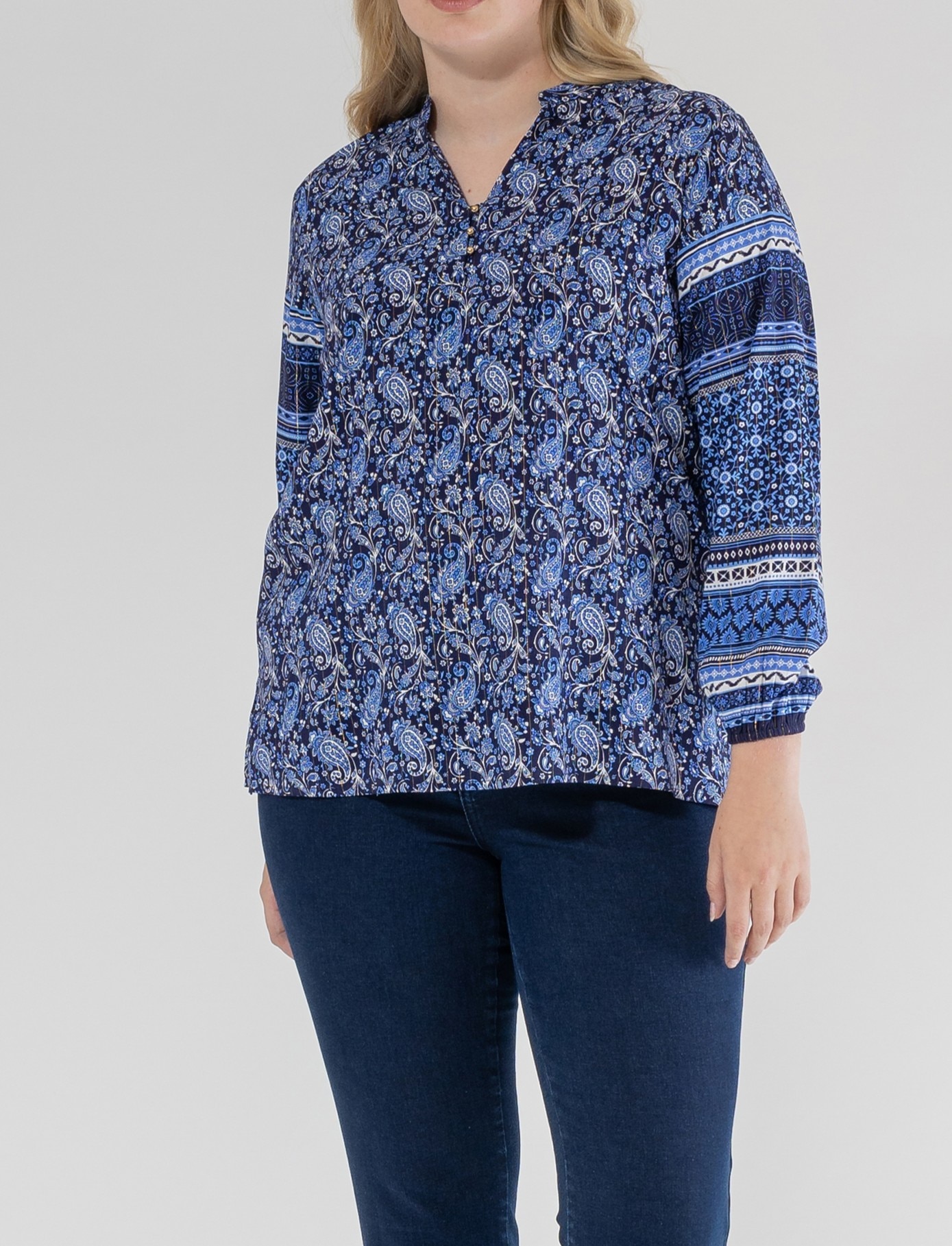 Imagen 0 de Blusa de mujer cuello mao y manga larga con estapado posicional