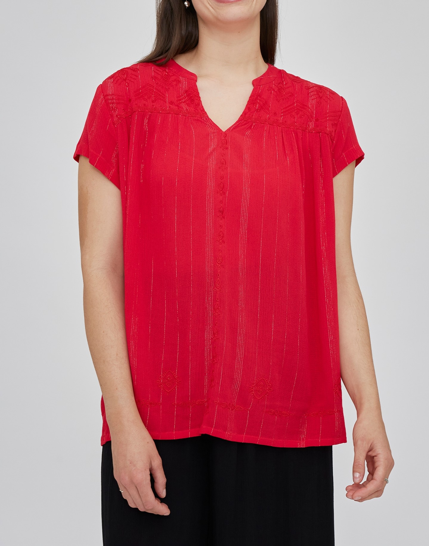 Imagen 0 de Blusa de mujer hilo metalico con cuello mao y bordados en canesu