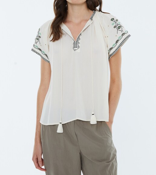 Imagen 0 de Blusa de mujer, manga corta y bordados florales.