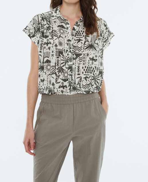 Imagen 0 de Camisa de mujer estampada, cuello camisero, manga corta.