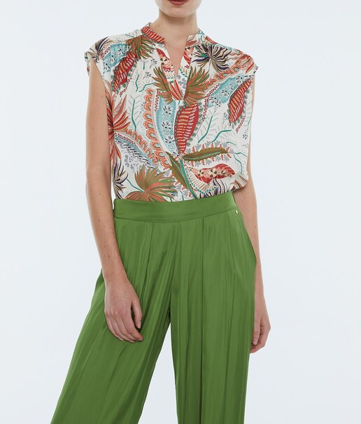 Imagen 0 de Blusa de mujer estampada, cuello mao en pico, sin mangas.