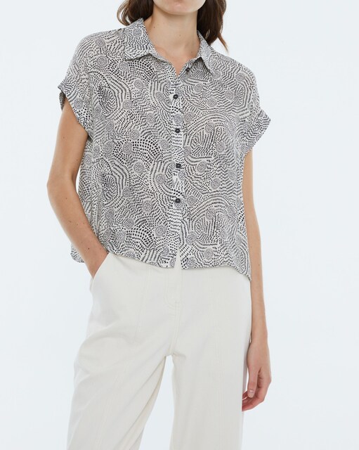 Imagen 0 de Camisa de mujer estampada, cuello camisero, manga corta.