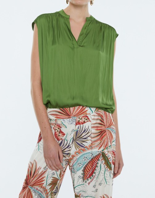 Imagen 0 de Blusa de mujer satinada, sin mangas, cuello mao.